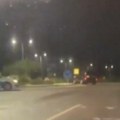 „vrteo“-policiju-u-kruznom-toku:-sou-na-ulicama-bara!-pogledajte-kako-se-vozac-poigrao-sa-patrolom-(video)